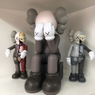 Mô hình Kaws Ngồi