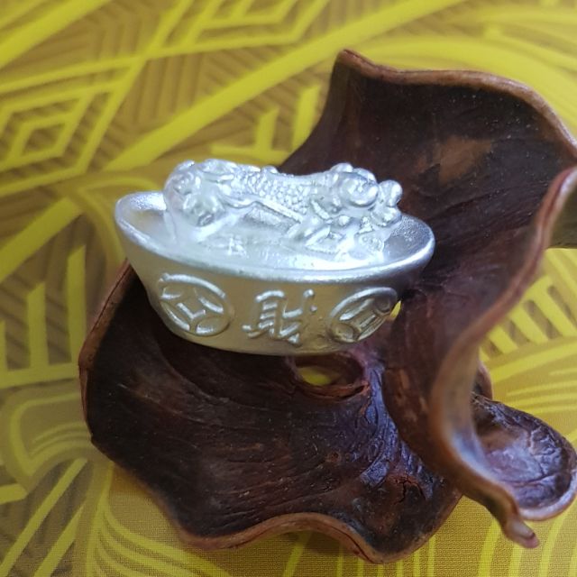 Charm bạc tỳ hưu nằm trên thỏi bạc 12 x 18mm