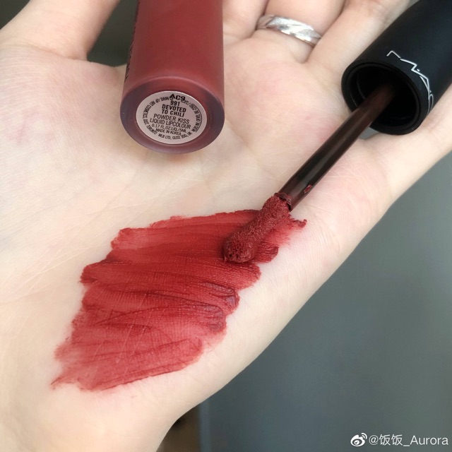 Son MAC Powder Kiss Liquid