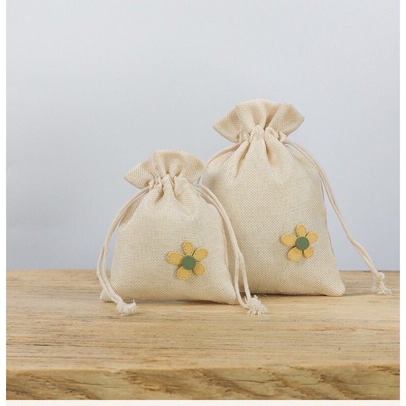 Túi vải bố dây rút đính hoa cúc gỗ đựng quà, đựng cà phê, hoa thơm, đồ handmade hàng loại đẹp