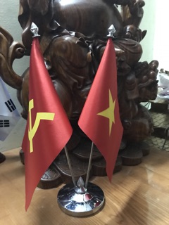 Cờ để bàn đảng Việt
