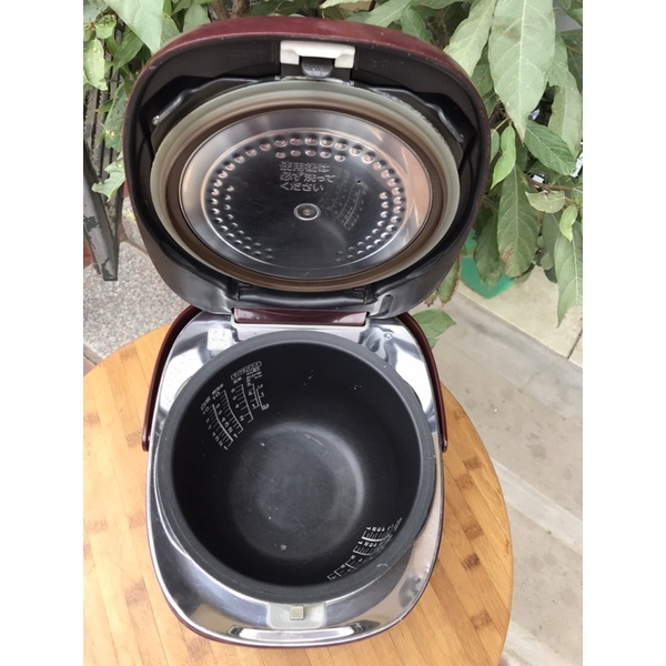 Nồi cơm điện cao tần hút chân không Toshiba RC-18VRE 1.8L  - THANH LÝ
