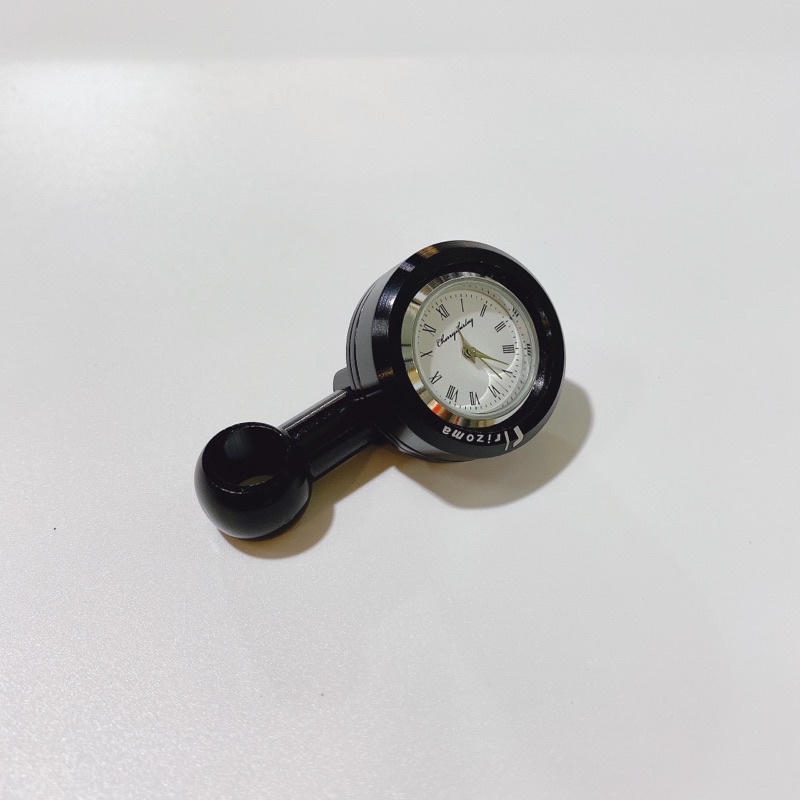 Đồng hồ nhỏ gắn chân kính phải xe máy có sẵn pin, chống nước có thể đi mưa