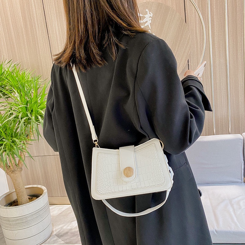 Túi Xách Đeo Dưới Cánh Tay Màu Trắng Phối Dây Xích Dễ Phối Đồ Thời Trang Kiểu Pháp Cho Nữ