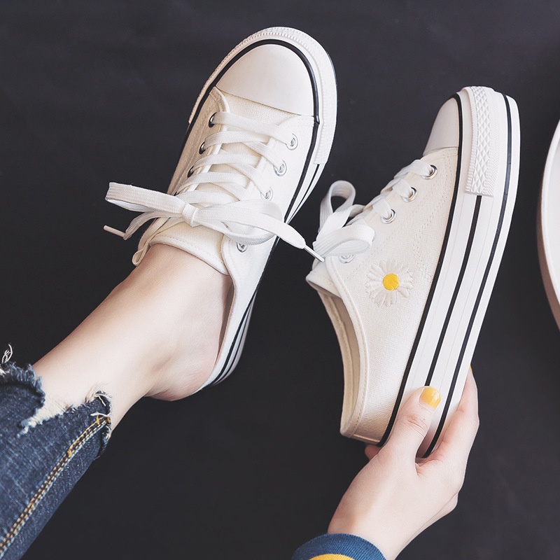 【READY ATOCK】giày nữ Women's shoes casual shoes small daisy inside raised half trailer canvas shoes women's 2021 summer new versatile heel less lazy step on heel white shoes