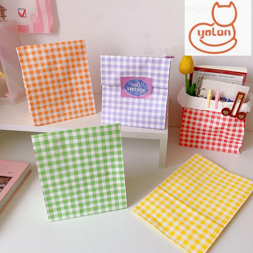 Túi giấy thủ công in họa tiết sọc caro nhiều màu xinh xắn