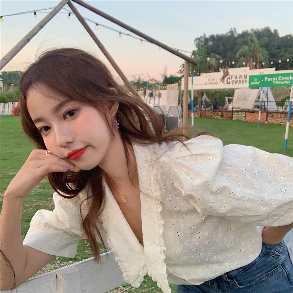 Áo màu trắng cổ chữ V tay phồng phối vải ren xinh xắn dễ thương