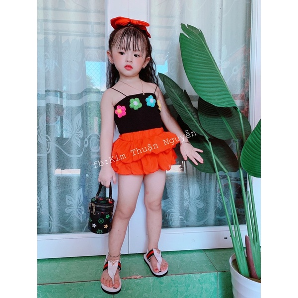 Sét áo hoa và váy kèm chíp cho bé gái