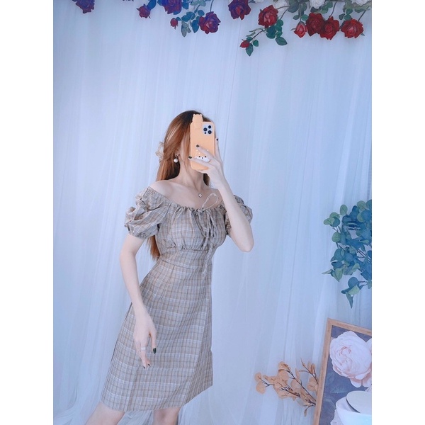 Đầm caro  cổ vuông nhúng ngực tay phồng.