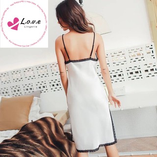 Váy phi lụa xẻ tà phối ren khác màu ở ngực, tà