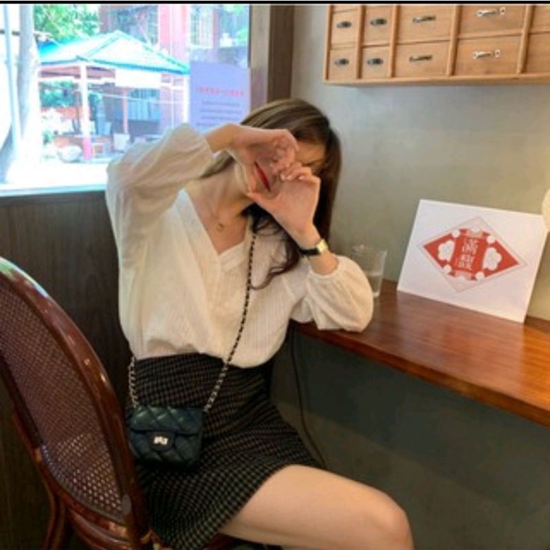 Áo sơ mi trắng dài tay viền ren hạt gạo cổ V Hàn Quốc