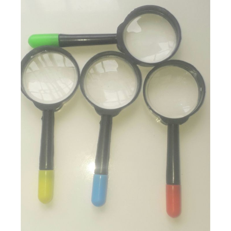 Một chiếc kính lúp mini bằng nhựa cho bé