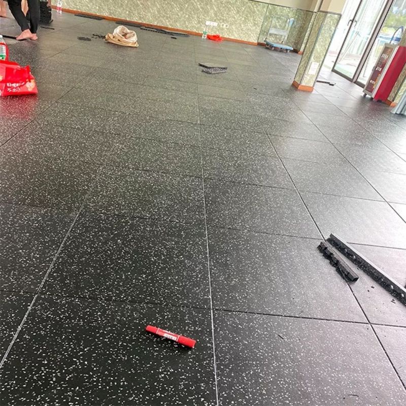 Gạch cao su mặt thảm mịn 2,5cm lót phòng gym (50x50cm)