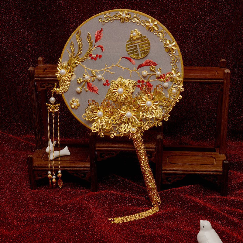 Quạt xếp cầm tay sang trọng cho cô dâu