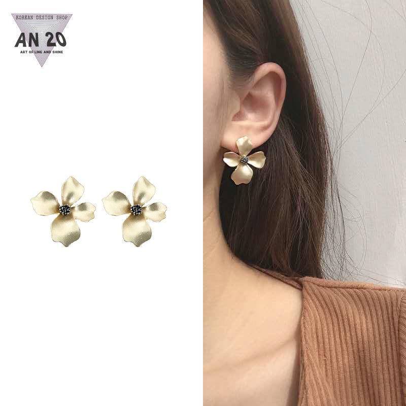 Bông tai được cường điệu bởi 2 màu bạc và vàng, mang sự mềm mại của cánh hoa toát ra từ kim loại