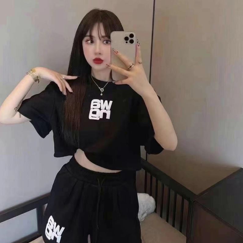Set Áo Thun Lửng Ngắn Tay + Quần Short Ống Rộng Thời Trang Nữ Tính
