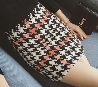 Chân váy dạ hoạ tiết răng sói