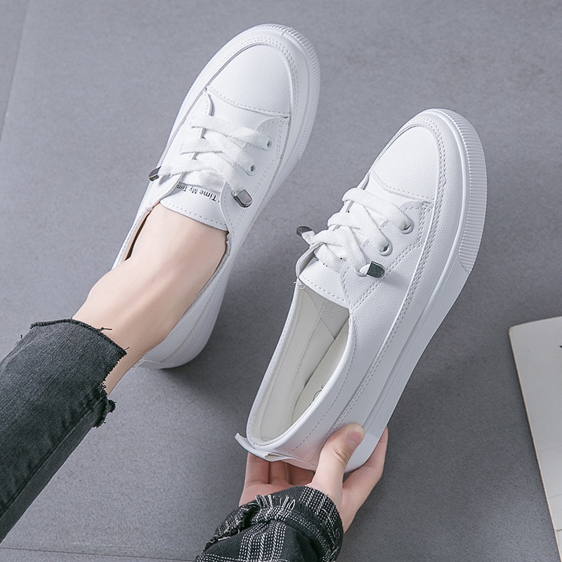 Giày lười nữ trắng kem dáng thể thao, Slip on đế bằng 2cm da mềm cao cấp, Lisa M62