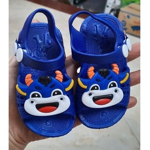 DÉP SANDAL HÌNH CHÚ BÒ CƯỜI TẬP ĐI CHO BÉ