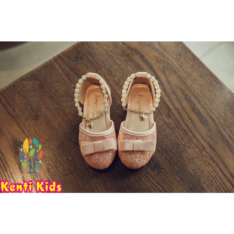 Giày Kim Sa Kenti Kids Đế Thấp, Bít Mũi Có Gắn Trái Tim, Vòng Hạt Quanh Cổ Chân Dễ Thương Cho Bé