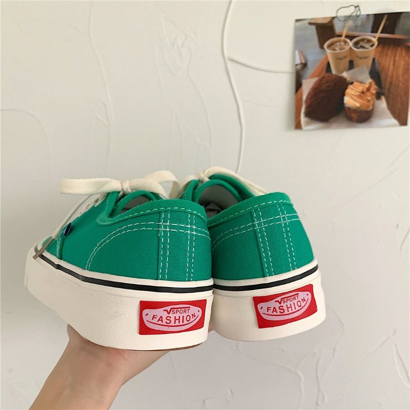 Giày classic đế bằng chất liệu canvas màu xanh lá cây