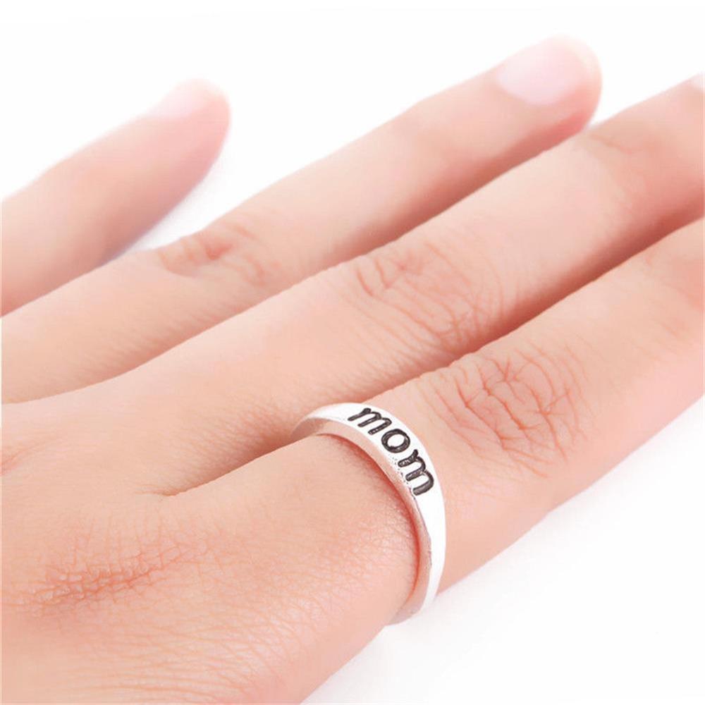 Nhẫn Khắc Chữ Mom Dùng Làm Quà Tặng Ngày Của Mẹ
