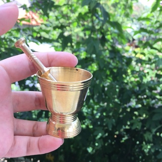 Cối giã nghiền nhuyễn nhụy hoa nghệ tây và chày đồng mạ vàng
