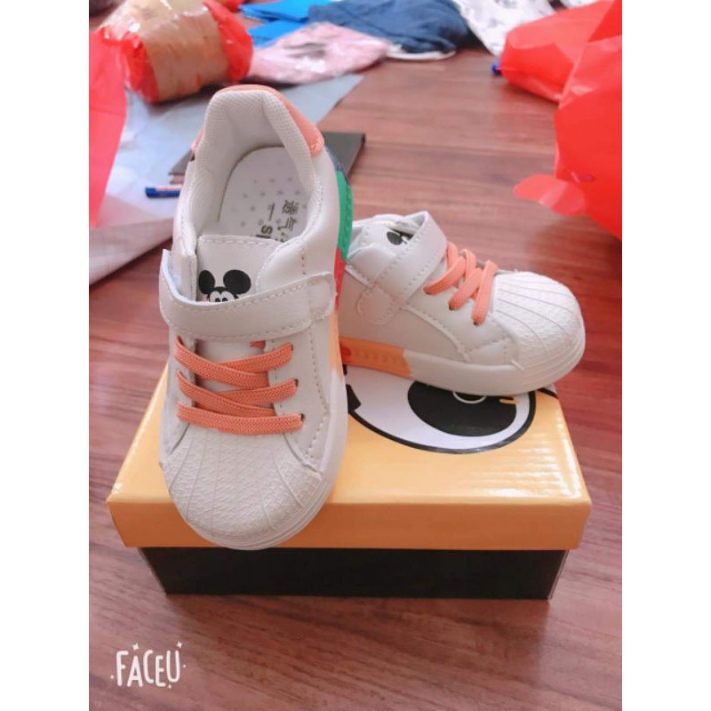 Giày Mickey vẩy sơn cho bé