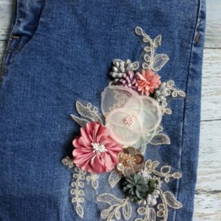Quần jeans đính hoa nổi.