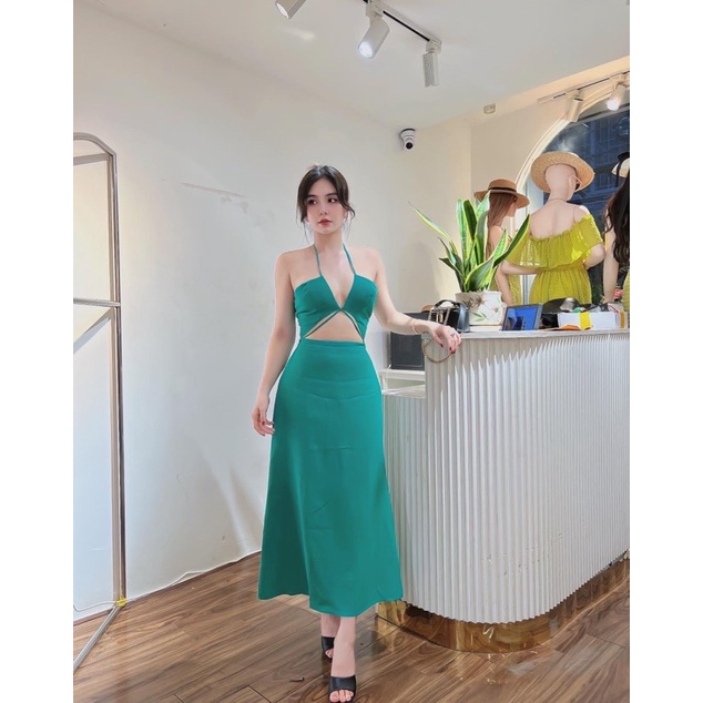 Đầm maxi khoét eo cổ yếm
