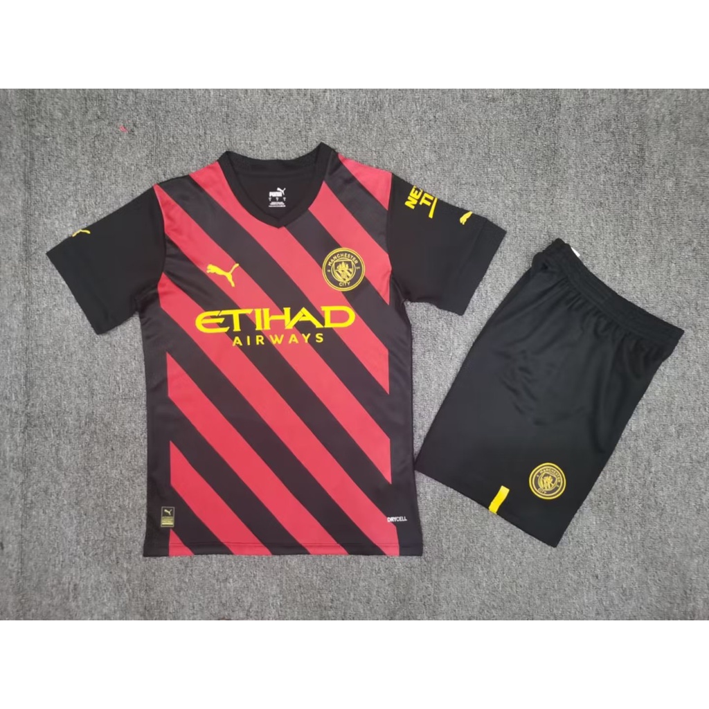 22/23 Áo Bóng Đá Nam Manchester City Đi Xa Nóng Cho Nam Đỏ + Đồng Phục Đen Sọc Ngắn Tay + Quần Ngắn Kích Cỡ S-2XL Bộ Áo Bóng Đá Đồng Phục Nam