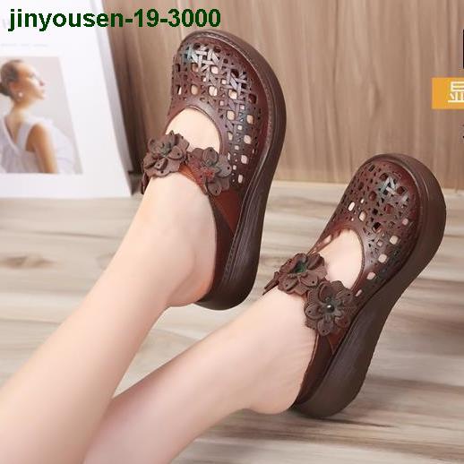 Dép Sandal Bằng Da Đế Dày Mềm Mại Họa Tiết Hoa Rỗng Thời Trang Mùa Hè Cho Nữ 2021