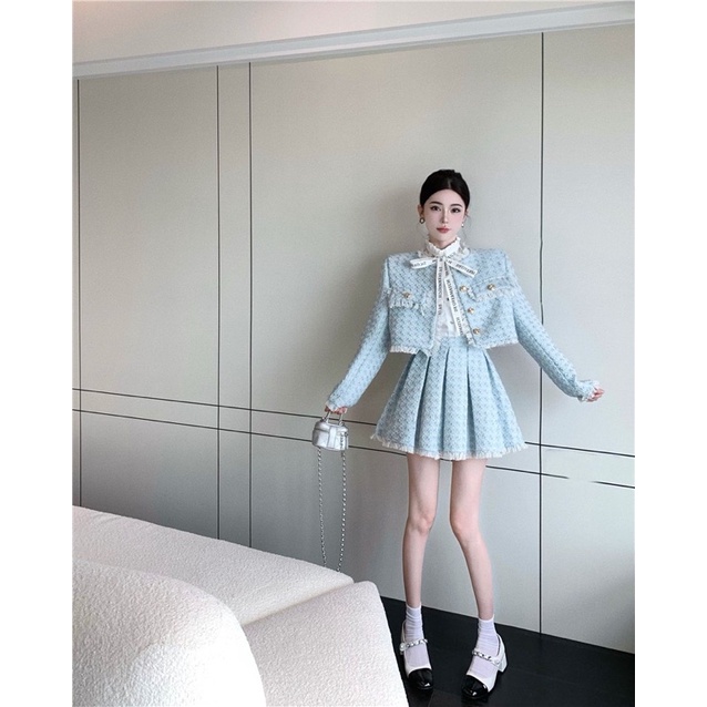 Set dạ tweed Áo Khoác dáng ngắn phối viền tua rua, kèm Chân Váy xếp li. Áo Sơ Mi mua riêng