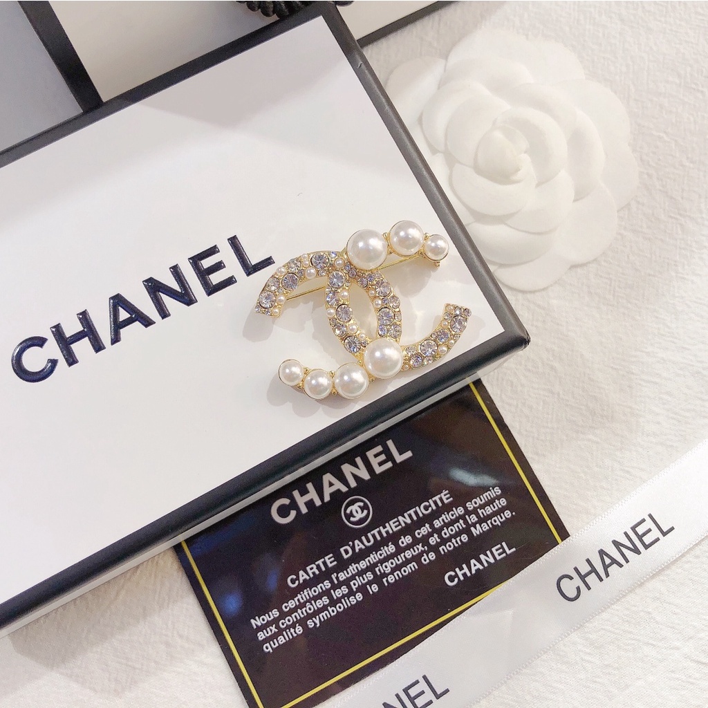 Ghim cài áo hình chữ C đính đá và ngọc trai sang trọng