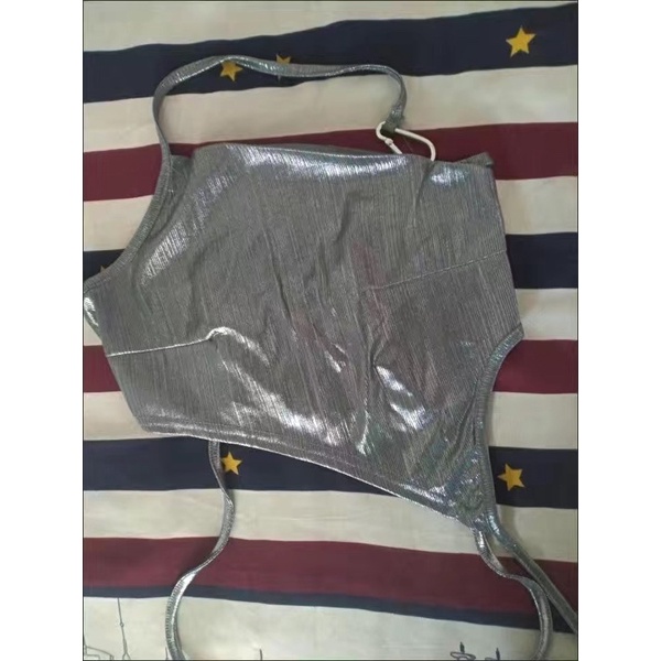 Áo croptop yếm nhũ bạc thắt dây lưng siêu độc lạ