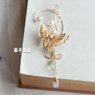 Khuyên tai móc câu hình con bướm