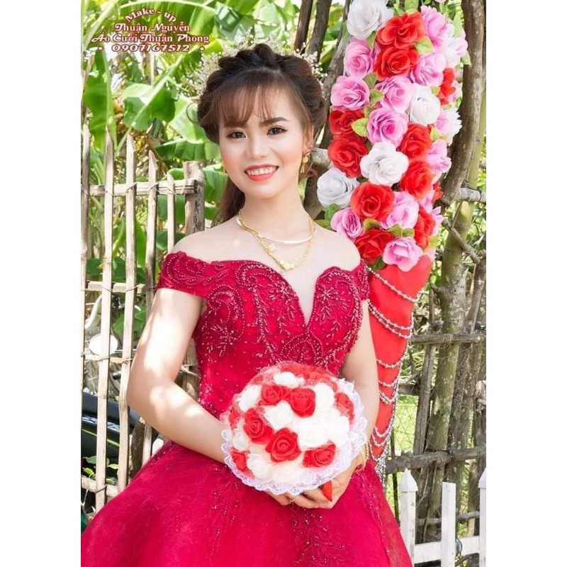 hoa sáp cầm tay cô dâu