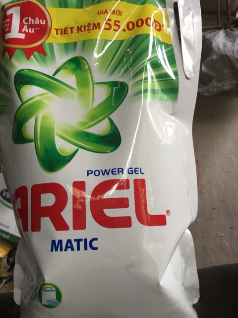 Nước giặt đậm đặc Ariel 2.4 lít dạng túi có vòi