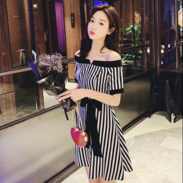 Đầm sọc xanh đen trễ vai