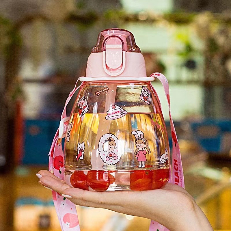 Bình Đựng Nước Uống Có Ống Hút Bằng Nhựa 1100ml Kèm Dây và Sticker