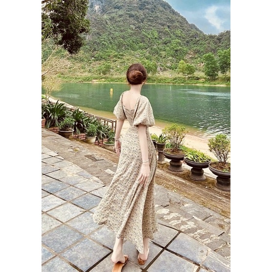 Đầm bông lụa đính nút kiểu xẻ tà tay bồng cổ vuông