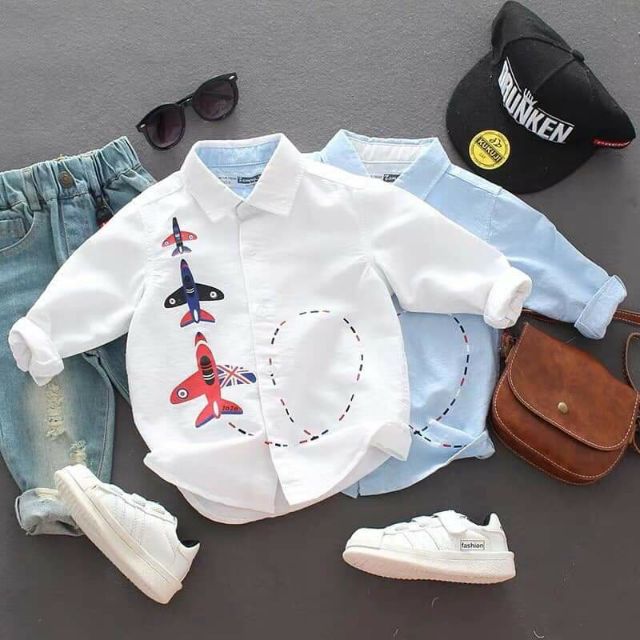 Áo sơ mi cho bé trai. Có 2 màu trắng và xanh . Size 2-6t( 11-22kg) . Chất thô mịn. Kết hợp với quần thô, quần bò