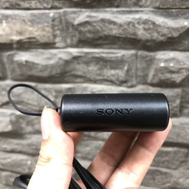 Sạc sony ericssion oổ Zin có dây dài củ chắc nặng vào điện nhanh tháo lắp dễ dàng khi sạc điện thoại