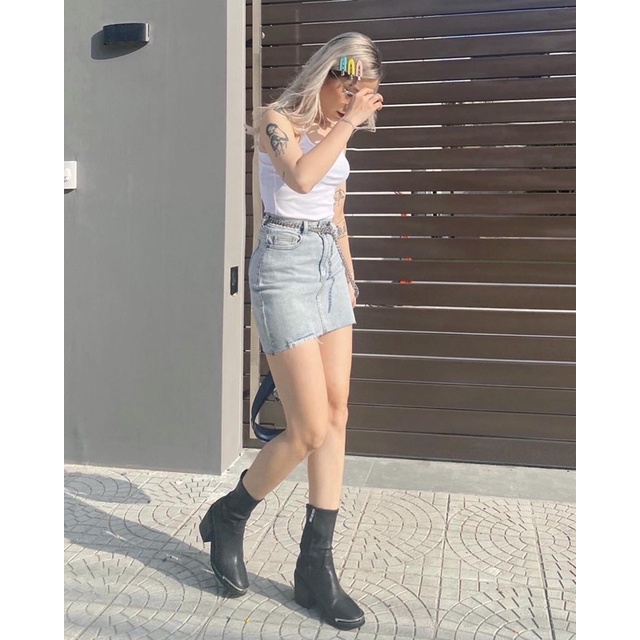 Chân váy jeans lai cắt rách nhẹ