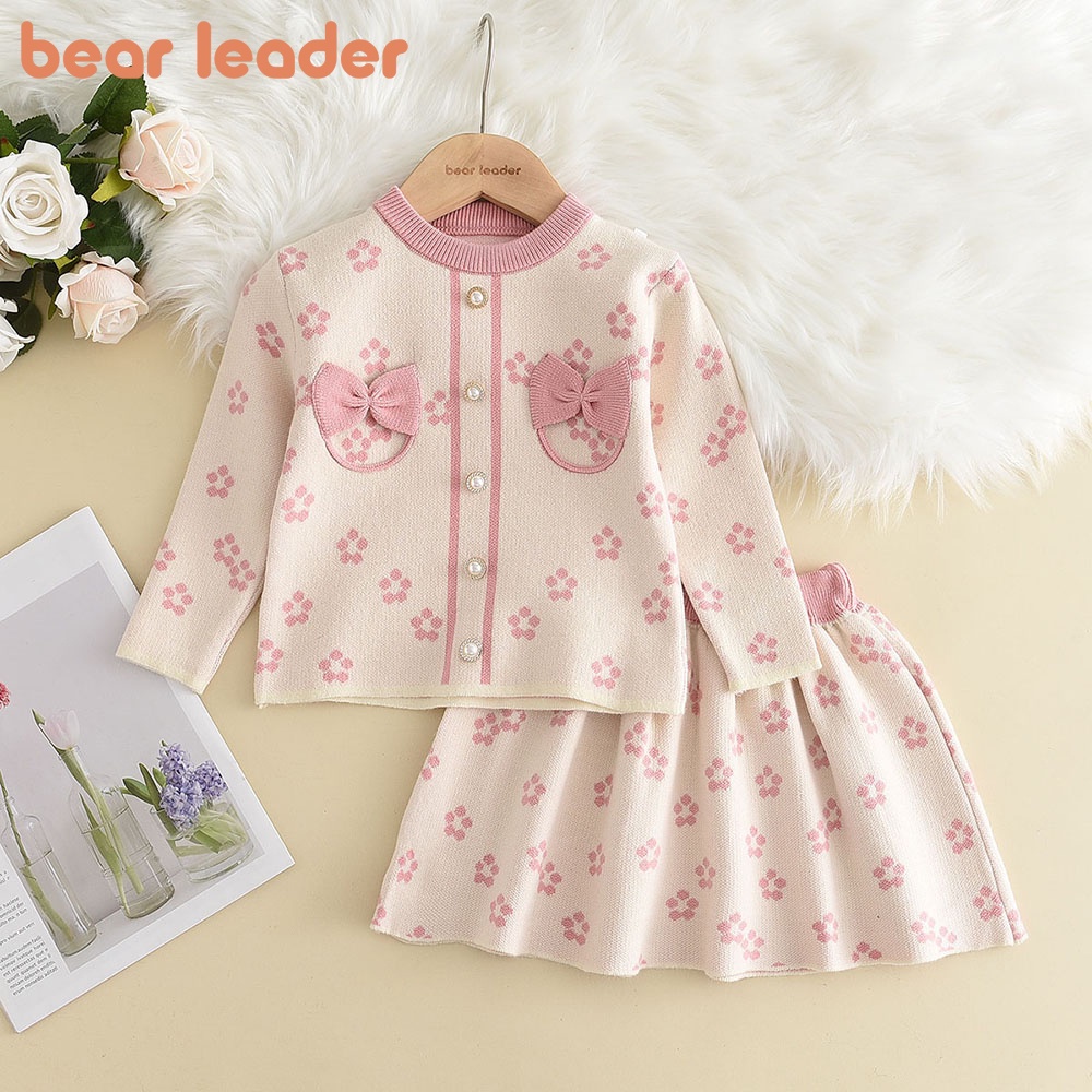Bộ đồ BEAR LEADER gồm áo sweater đính nơ phối chân váy họa tiết hoa ba chiều phong cách Hàn Quốc cho bé gái 3-7 tuổi