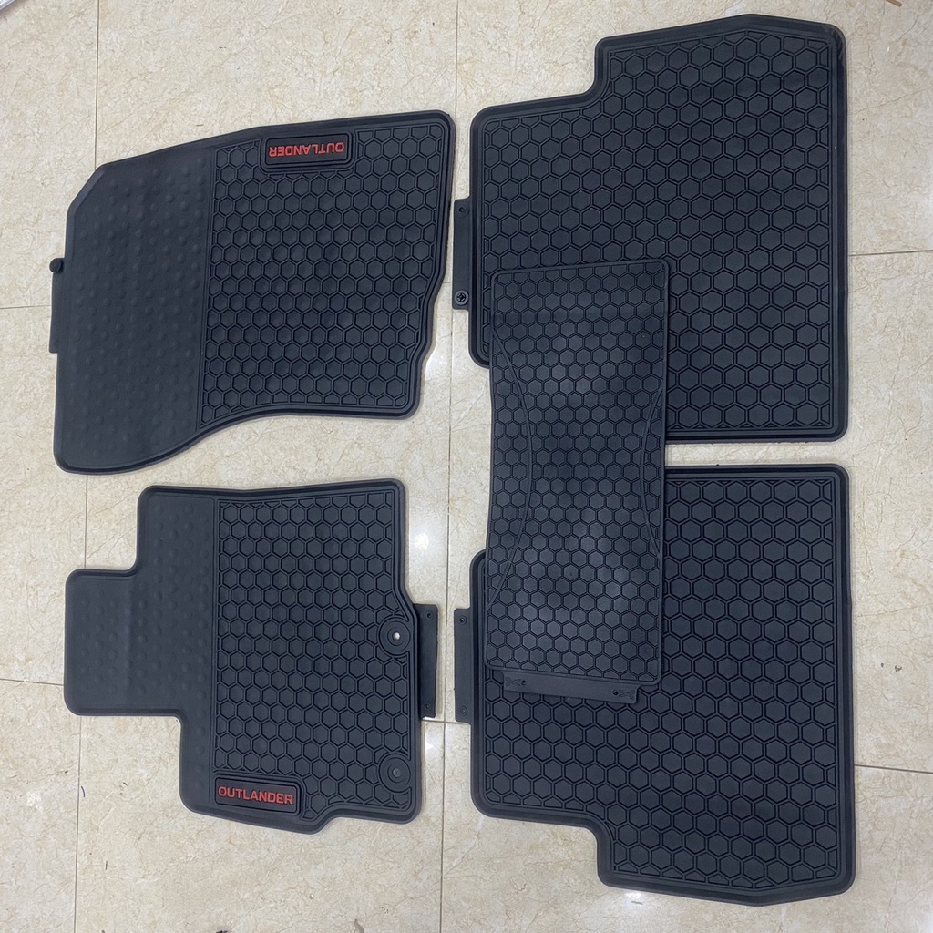 Thảm Lót Sàn Cao Su Cho Xe Outlander mẫu Tổ ong chữ đỏ- hàng không mùi , cao su đúc, vừa form xe,