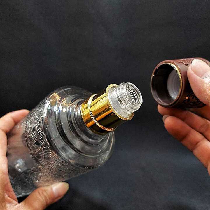 Vỏ chai đựng rượu 700ml thủy tinh cao cấp hoa văn nổi - Mẫu Trụ Tròn – Nắp nhựa màu vàng xen nâu (Mẫu B10)