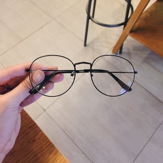 Kính trắng gọng sắt