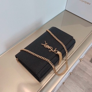 Túi đeo chéo đeo vai cầm tay Clutch tua rua da hạt sần khoá vàng đen fullbox có hộp