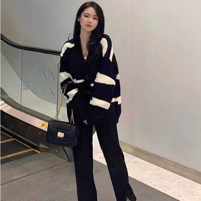 Áo cardigan len nữ hàn quốc maika phối màu đen trắng kiểu dáng unisex dễ thương